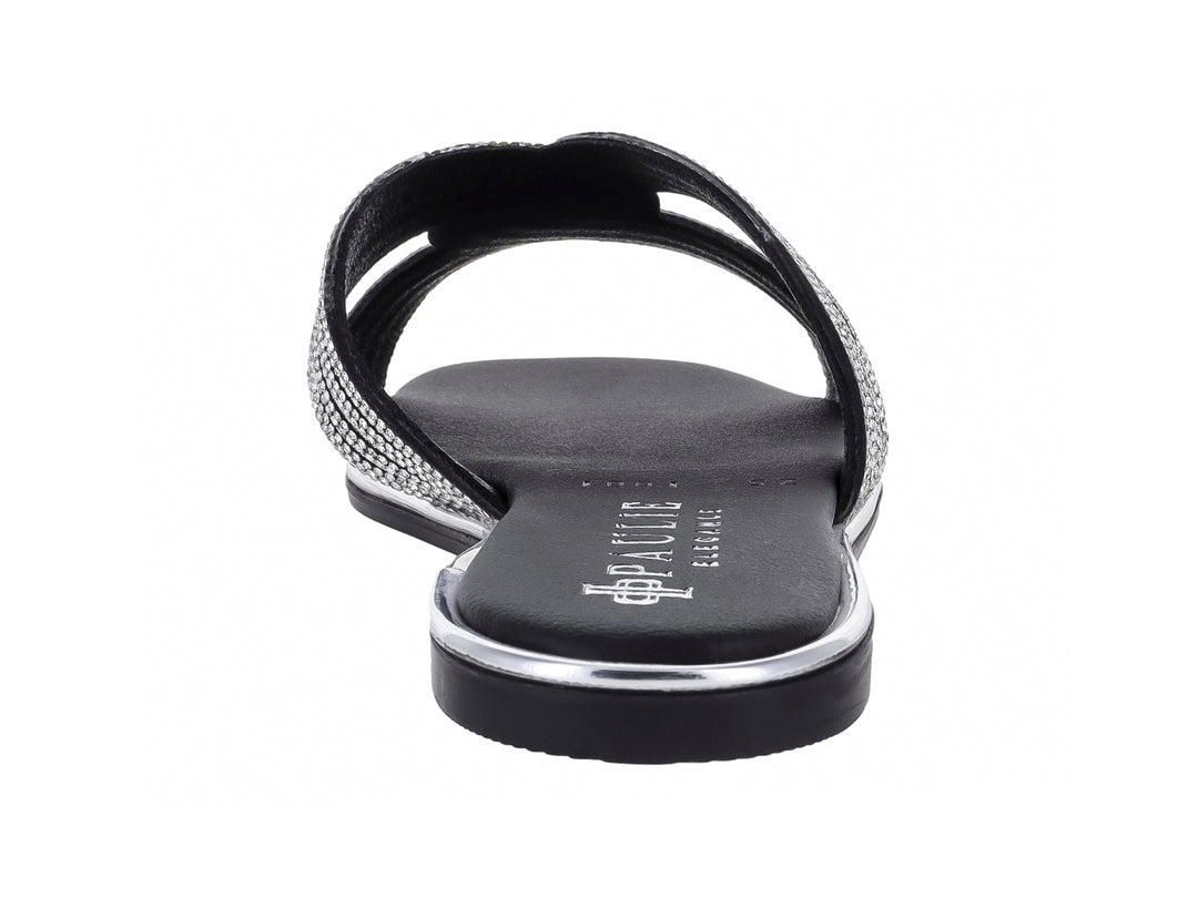 Sandalia plana color negro para mujer con tiras decoradas con brillos plateados y suela delgada.