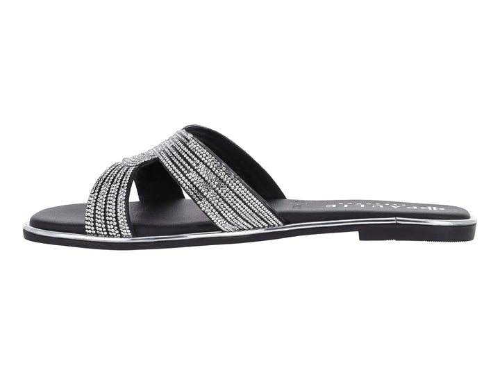 Sandalia plana color negro para mujer con tiras decoradas con brillos plateados y suela delgada.