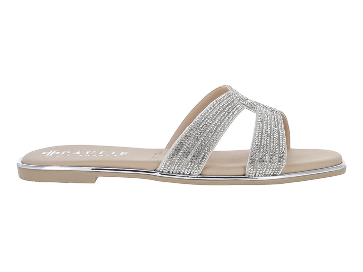 Sandalia plana color plata para mujer con tiras brillantes decoradas y suela blanca.