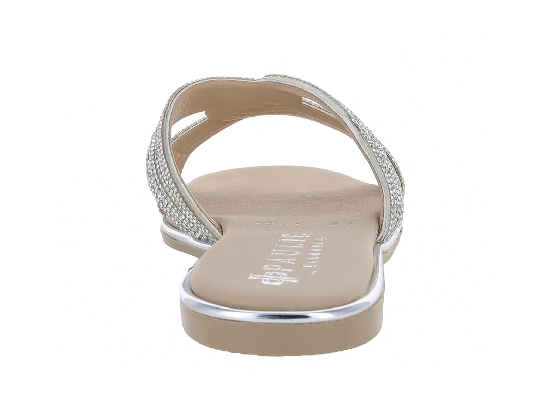 Sandalia plana color plata para mujer con tiras brillantes decoradas y suela blanca.