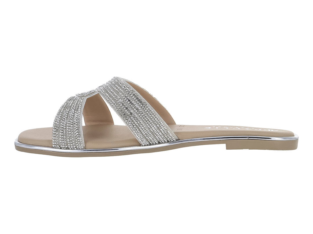 Sandalia plana color plata para mujer con tiras brillantes decoradas y suela blanca.