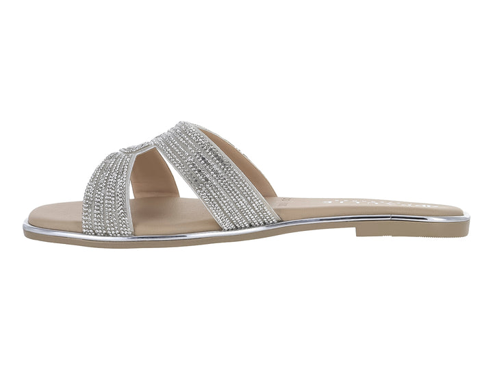 Sandalia plana color plata para mujer con tiras brillantes decoradas y suela blanca.