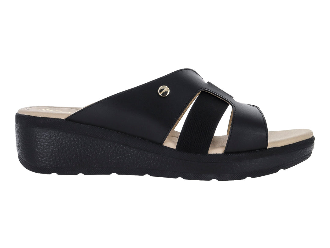 Sandalia de plataforma color negro con tiras cruzadas y suela gruesa.
