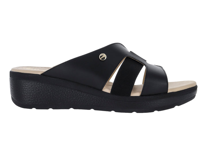 Sandalia de plataforma color negro con tiras cruzadas y suela gruesa.