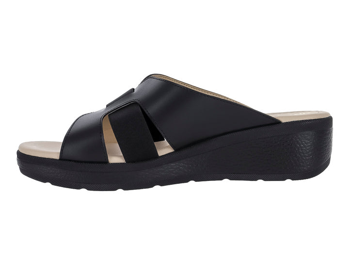 Sandalia de plataforma color negro con tiras cruzadas y suela gruesa.