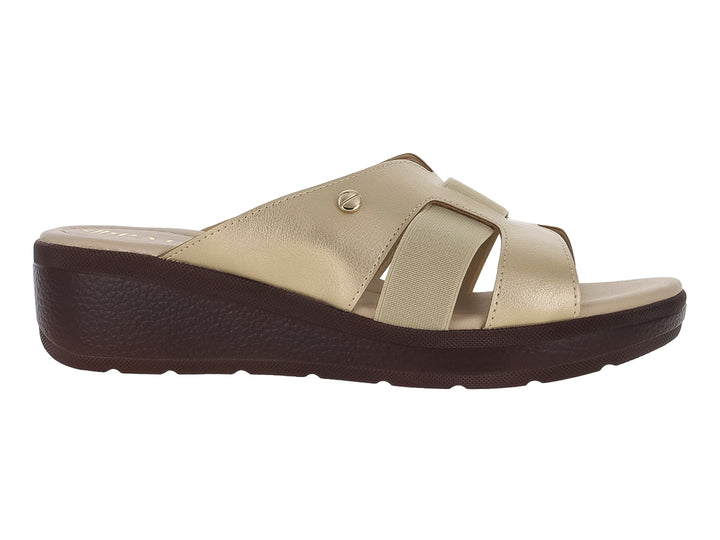 Sandalia de plataforma color oro con tiras cruzadas y suela marrón oscuro.