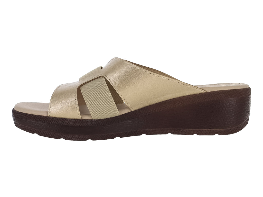 Sandalia de plataforma color oro con tiras cruzadas y suela marrón oscuro.