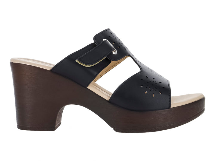 Sandalia negra con tacón y plataforma marrón, correa ajustable y detalles perforados.
