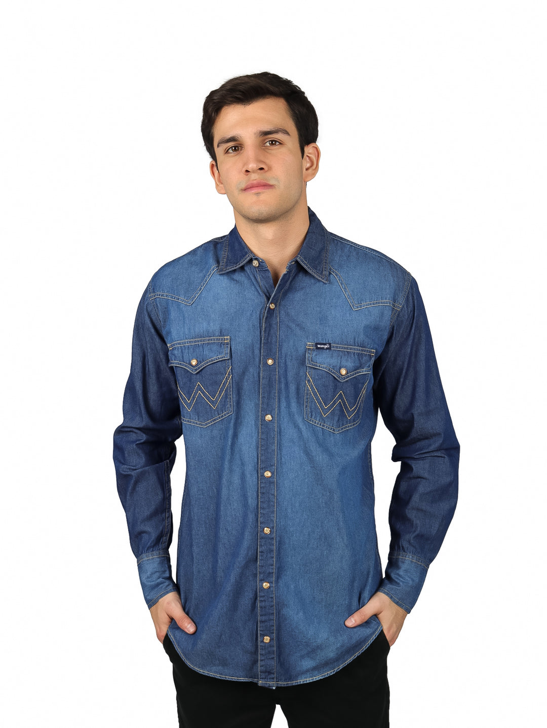 Hombre vistiendo camisa de mezclilla color indigo marca Wrangler con bolsillos frontales y manga larga.