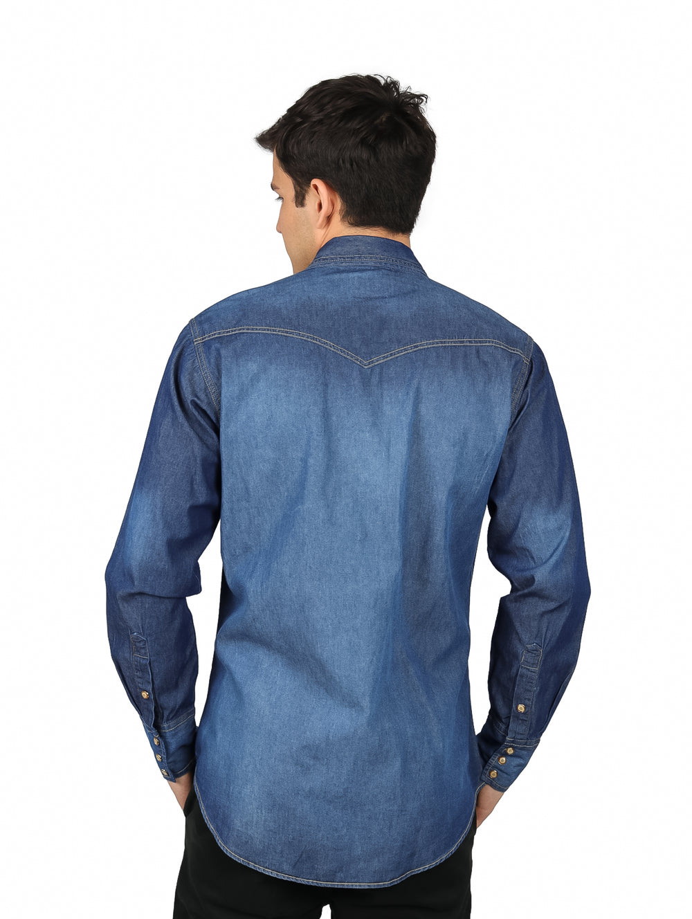 Hombre vistiendo camisa de mezclilla color indigo marca Wrangler con bolsillos frontales y manga larga.