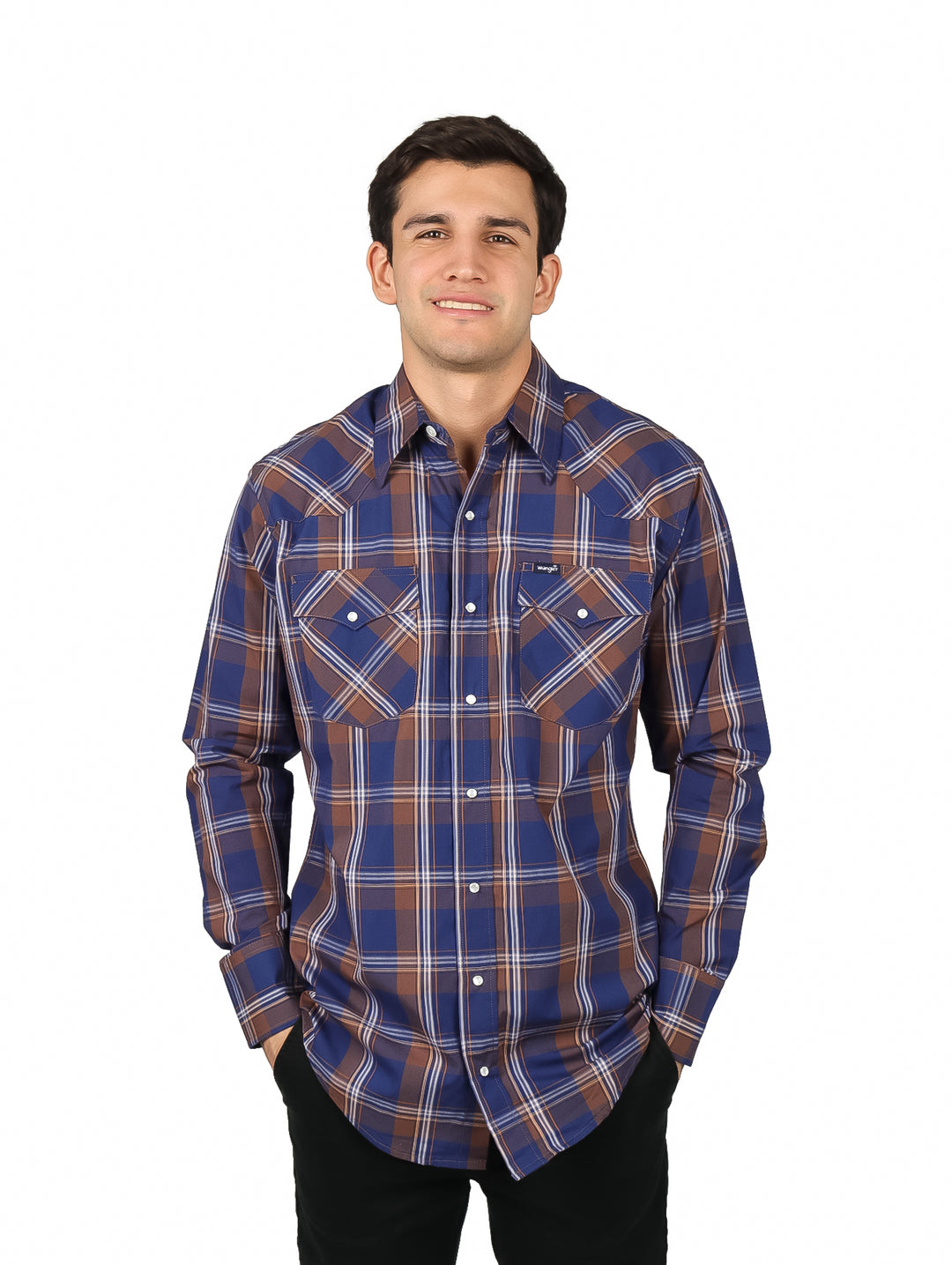 Hombre vistiendo una camisa a cuadros azul y marrón de manga larga marca Wrangler.