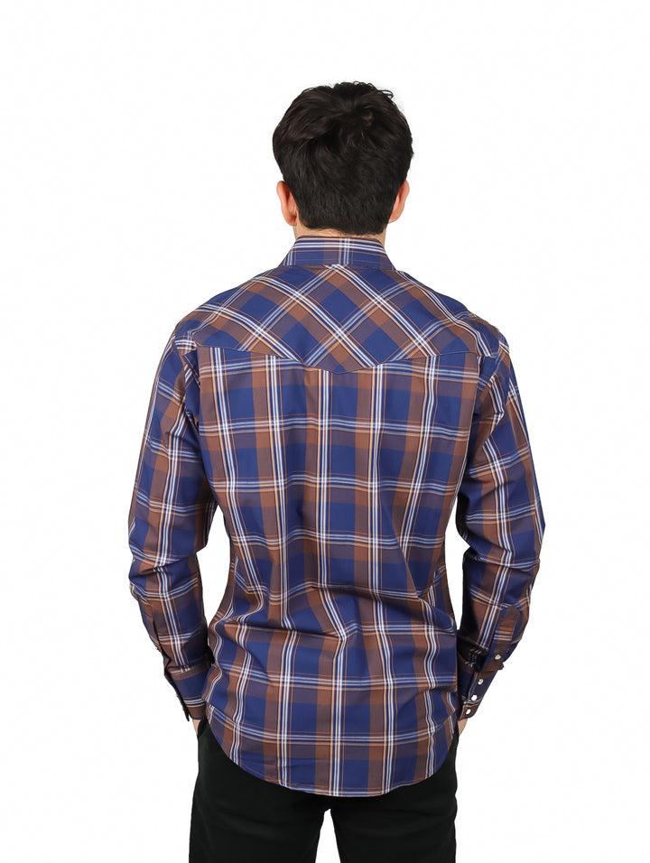 Hombre vistiendo una camisa a cuadros azul y marrón de manga larga marca Wrangler.