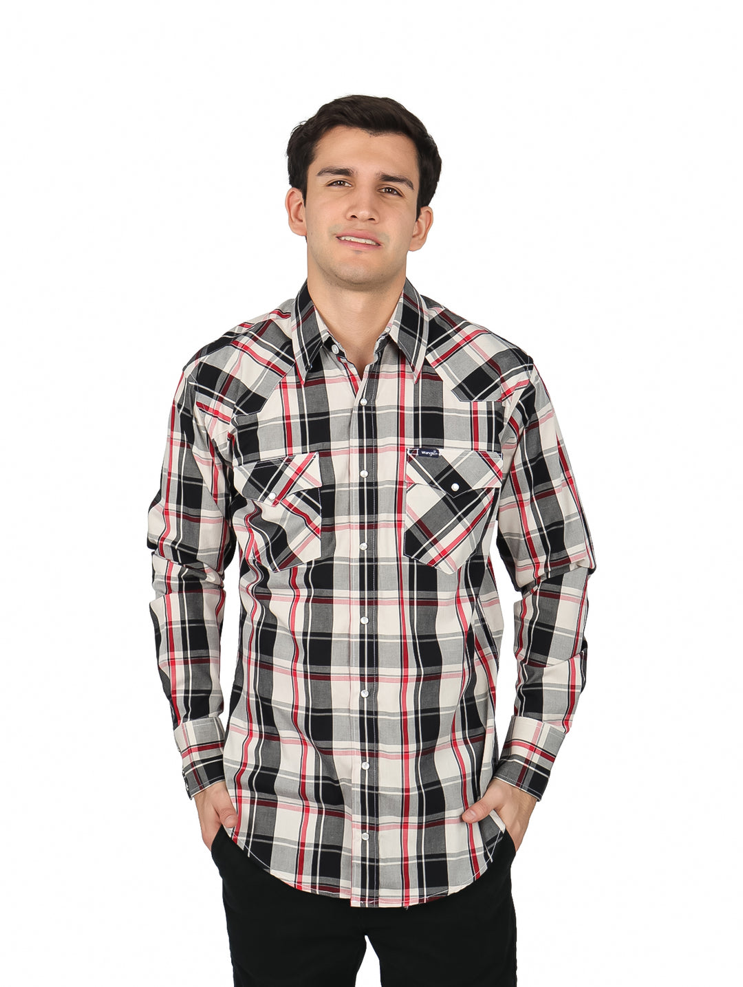 Hombre vistiendo camisa Wrangler de manga larga a cuadros en colores blanco, marino y café.