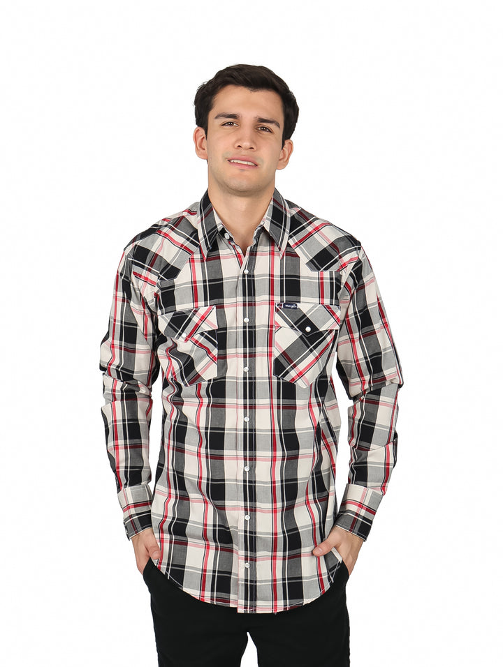 Hombre vistiendo camisa Wrangler de manga larga a cuadros en colores blanco, marino y café.