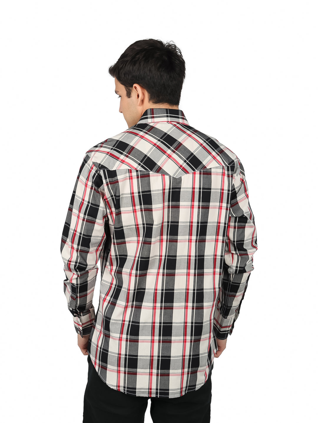 Hombre vistiendo camisa Wrangler de manga larga a cuadros en colores blanco, marino y café.