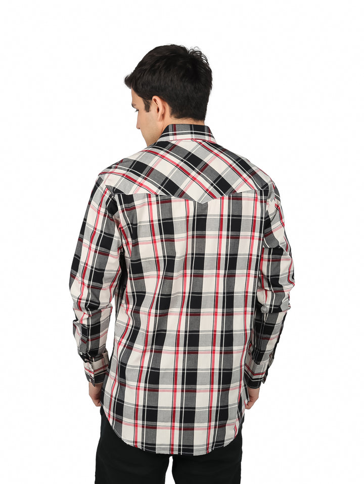 Hombre vistiendo camisa Wrangler de manga larga a cuadros en colores blanco, marino y café.