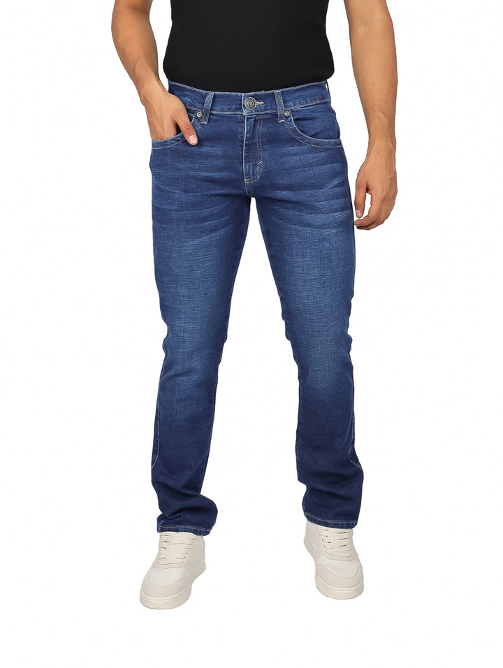 Hombre vistiendo jeans Wrangler slim fit color azul con efecto stone wash.