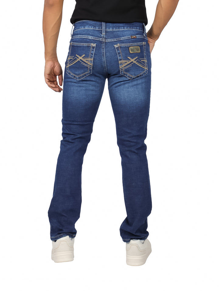 Hombre vistiendo jeans Wrangler slim fit color azul con efecto stone wash.