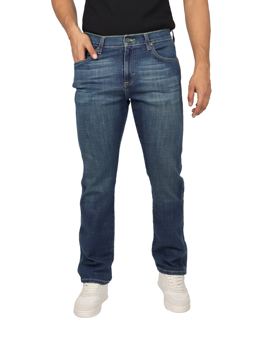 Jeans slim de color azul con efecto de lavado marca Wrangler para hombre.