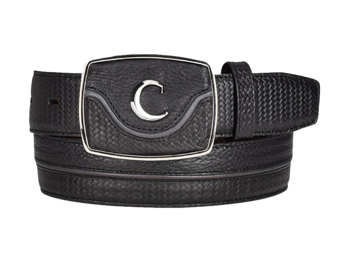 Cinturón de cuero negro con textura tejida y hebilla metálica plateada con letra C central.