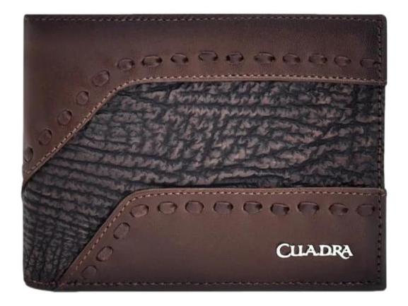 Cartera de cuero color tabaco marca Cuadra con franja central texturizada y detalles decorativos.
