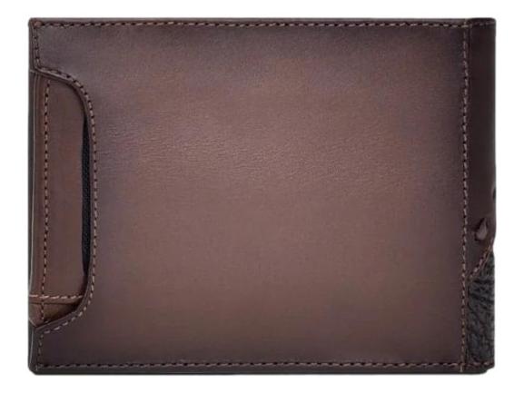 Cartera de cuero color tabaco marca Cuadra con franja central texturizada y detalles decorativos.