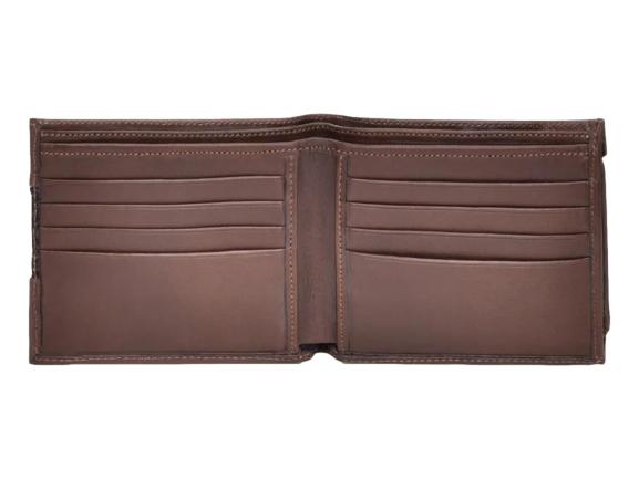 Cartera de cuero color tabaco marca Cuadra con franja central texturizada y detalles decorativos.