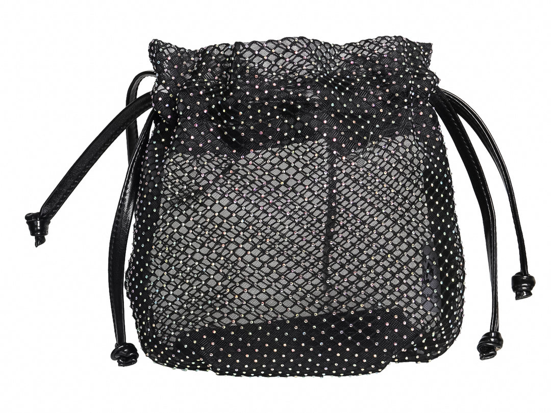 Bolso tipo saco de color negro con detalles de brillos dorados y correas delgadas.