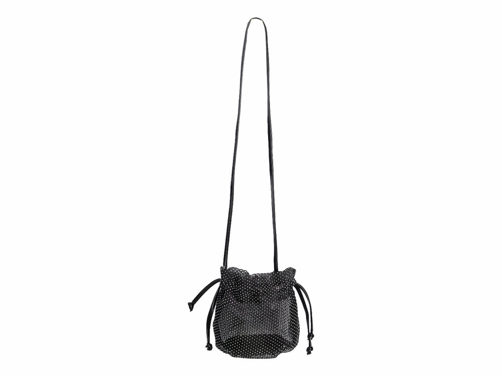 Bolso tipo saco de color negro con detalles de brillos dorados y correas delgadas.