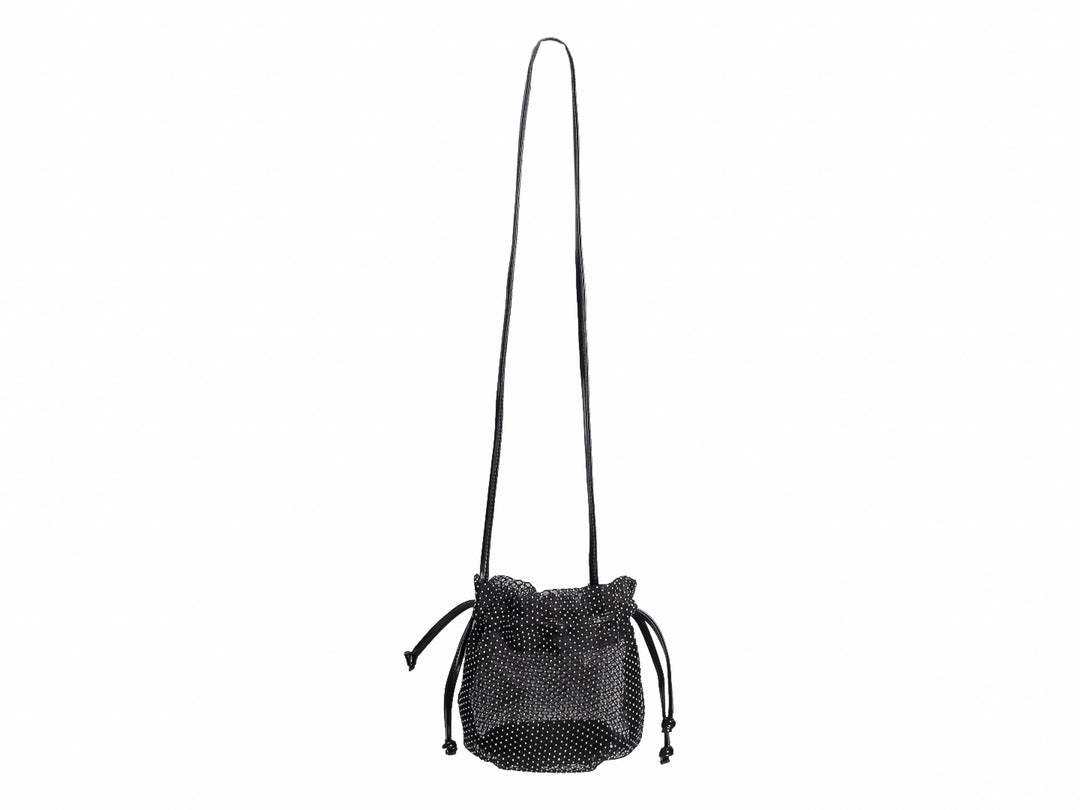 Bolso tipo saco de color negro con detalles de brillos dorados y correas delgadas.