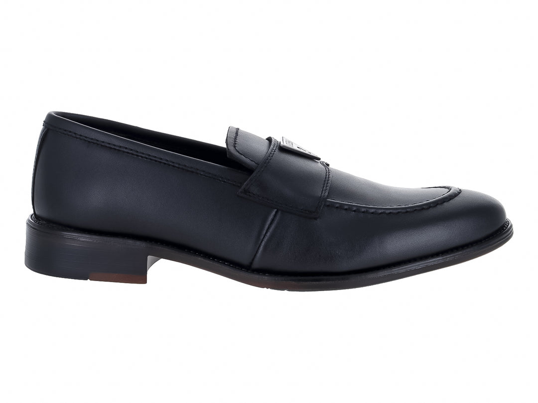 Zapato mocasín de cuero color negro para hombre.