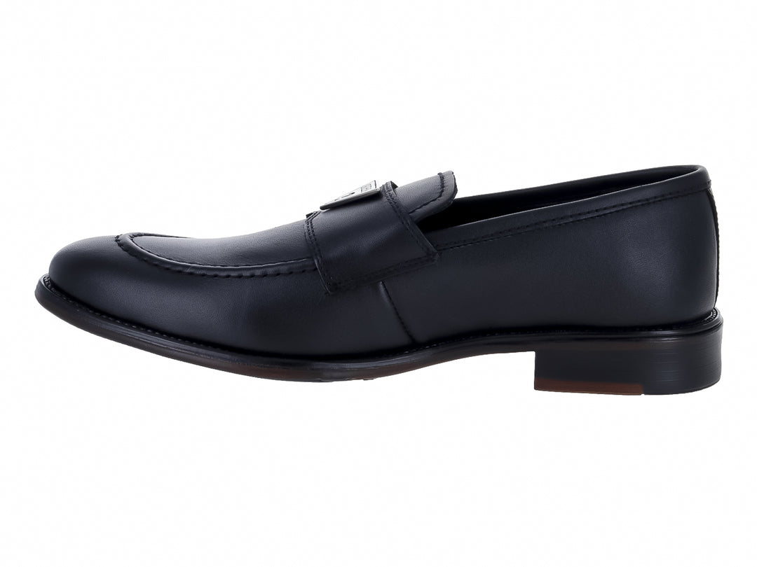 Zapato mocasín de cuero color negro para hombre.