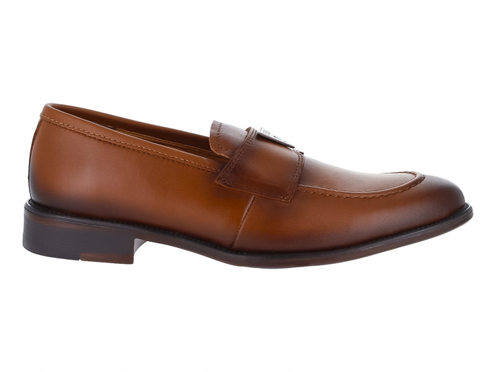 Zapato mocasín de cuero color tan para hombre con diseño elegante y acabado liso.