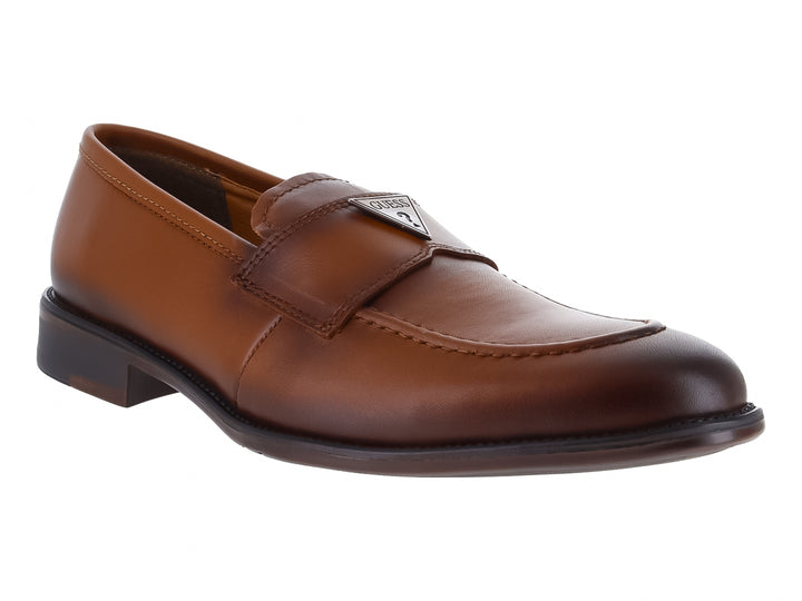 Zapato mocasín de cuero color tan para hombre con diseño elegante y acabado liso.