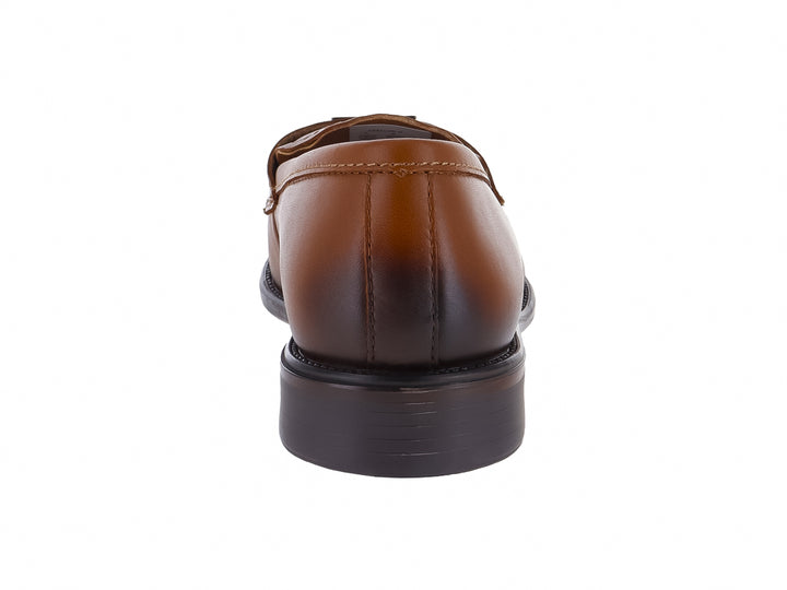 Zapato mocasín de cuero color tan para hombre con diseño elegante y acabado liso.