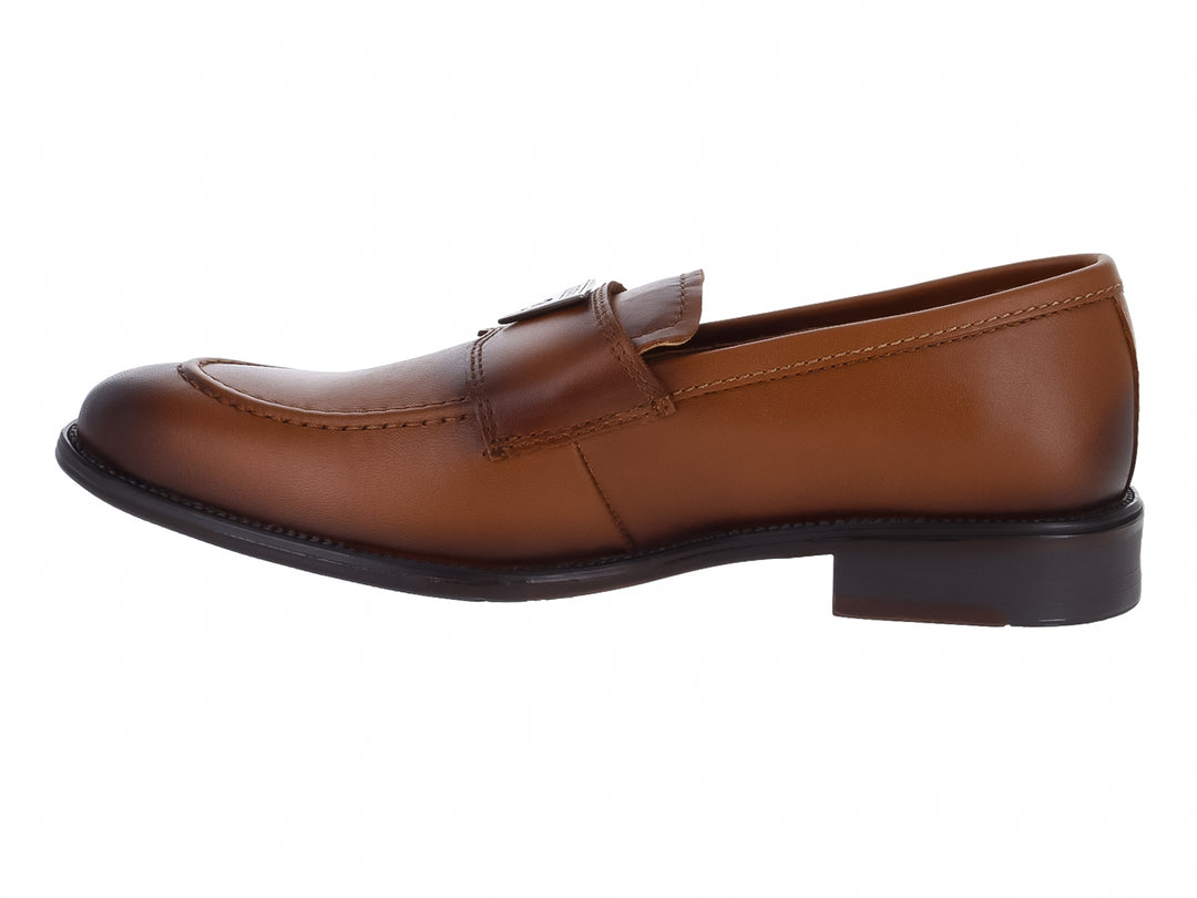 Zapato mocasín de cuero color tan para hombre con diseño elegante y acabado liso.