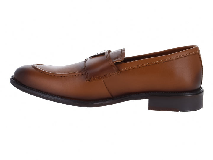 Zapato mocasín de cuero color tan para hombre con diseño elegante y acabado liso.