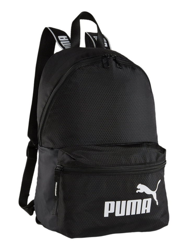 Mochila deportiva PUMA color negro con logotipo blanco frontal y correas ajustables.