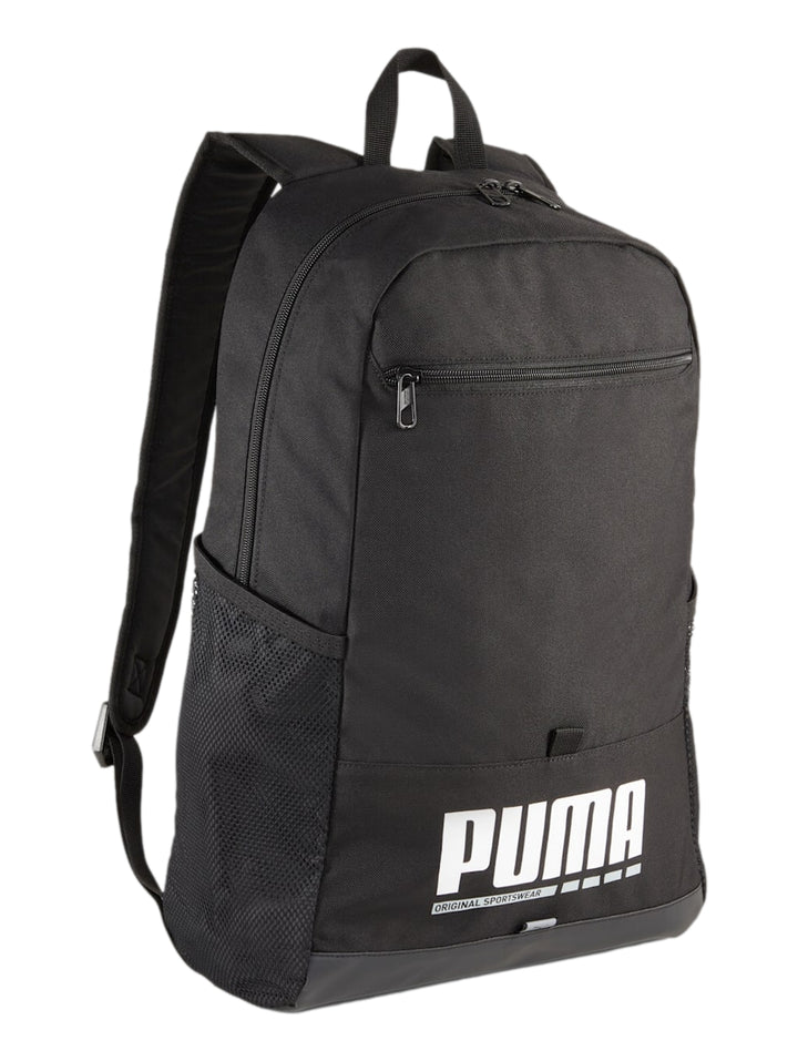 Mochila escolar PUMA de color negro con logotipo blanco en la parte inferior frontal.