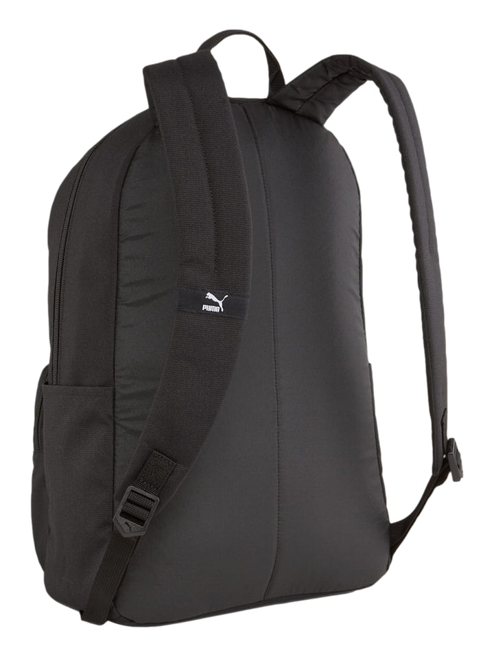 Mochila Puma color negro con logotipo en dorado en la parte frontal y bolsillo inferior.