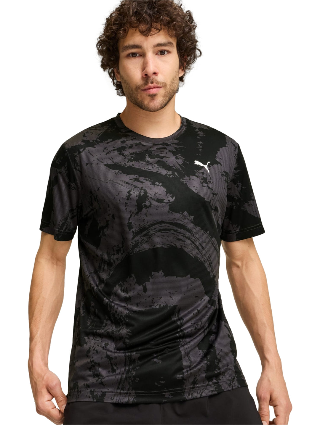 Camiseta deportiva PUMA color negro con estampado abstracto en gris y logotipo blanco en el pecho.