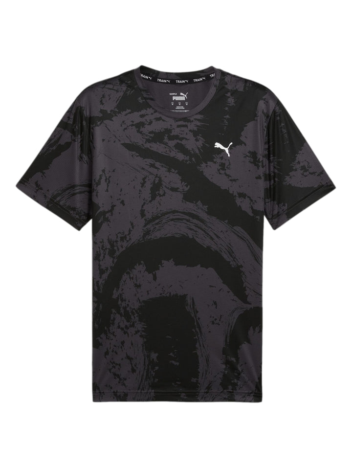Camiseta deportiva PUMA color negro con estampado abstracto en gris y logotipo blanco en el pecho.