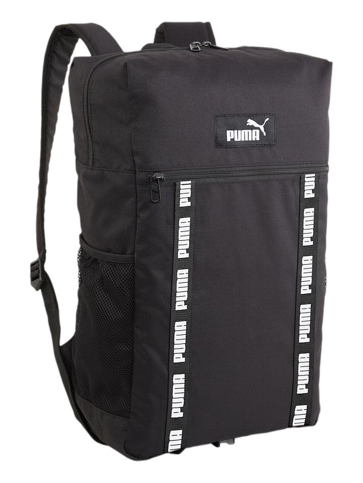 Mochila PUMA negra de forma rectangular con cintas decorativas blancas y bolsillo lateral de malla.