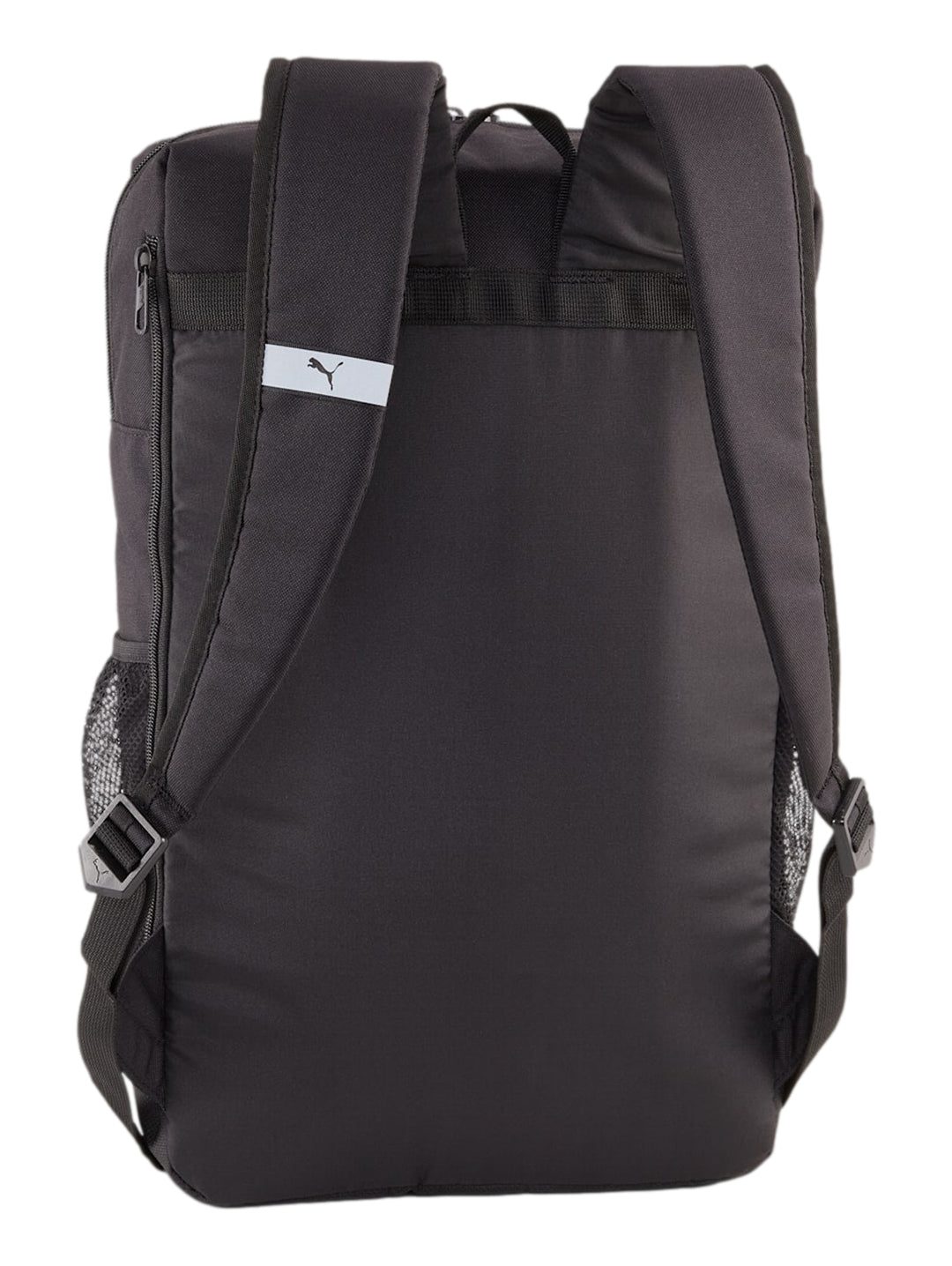 Mochila PUMA negra de forma rectangular con cintas decorativas blancas y bolsillo lateral de malla.