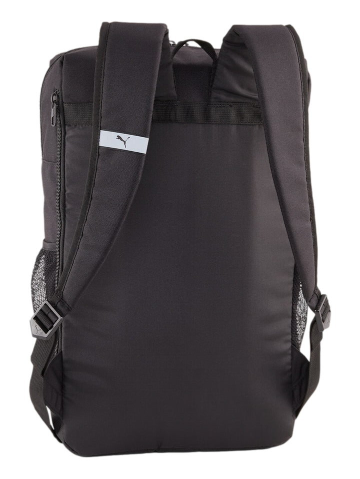 Mochila PUMA negra de forma rectangular con cintas decorativas blancas y bolsillo lateral de malla.