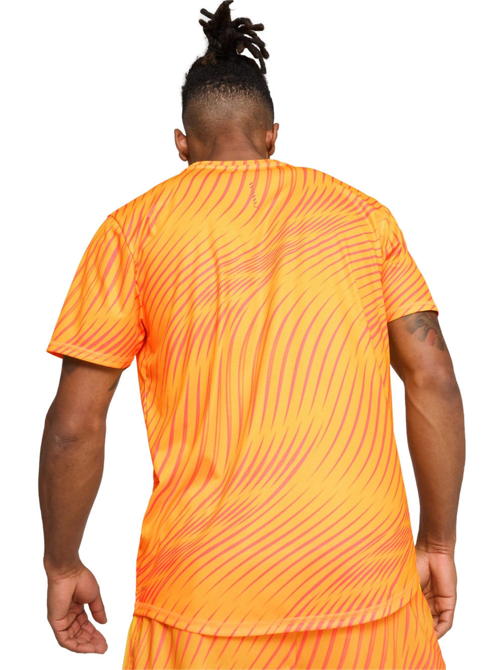 Hombre vistiendo playera deportiva PUMA color naranja con estampado de rayas diagonales.