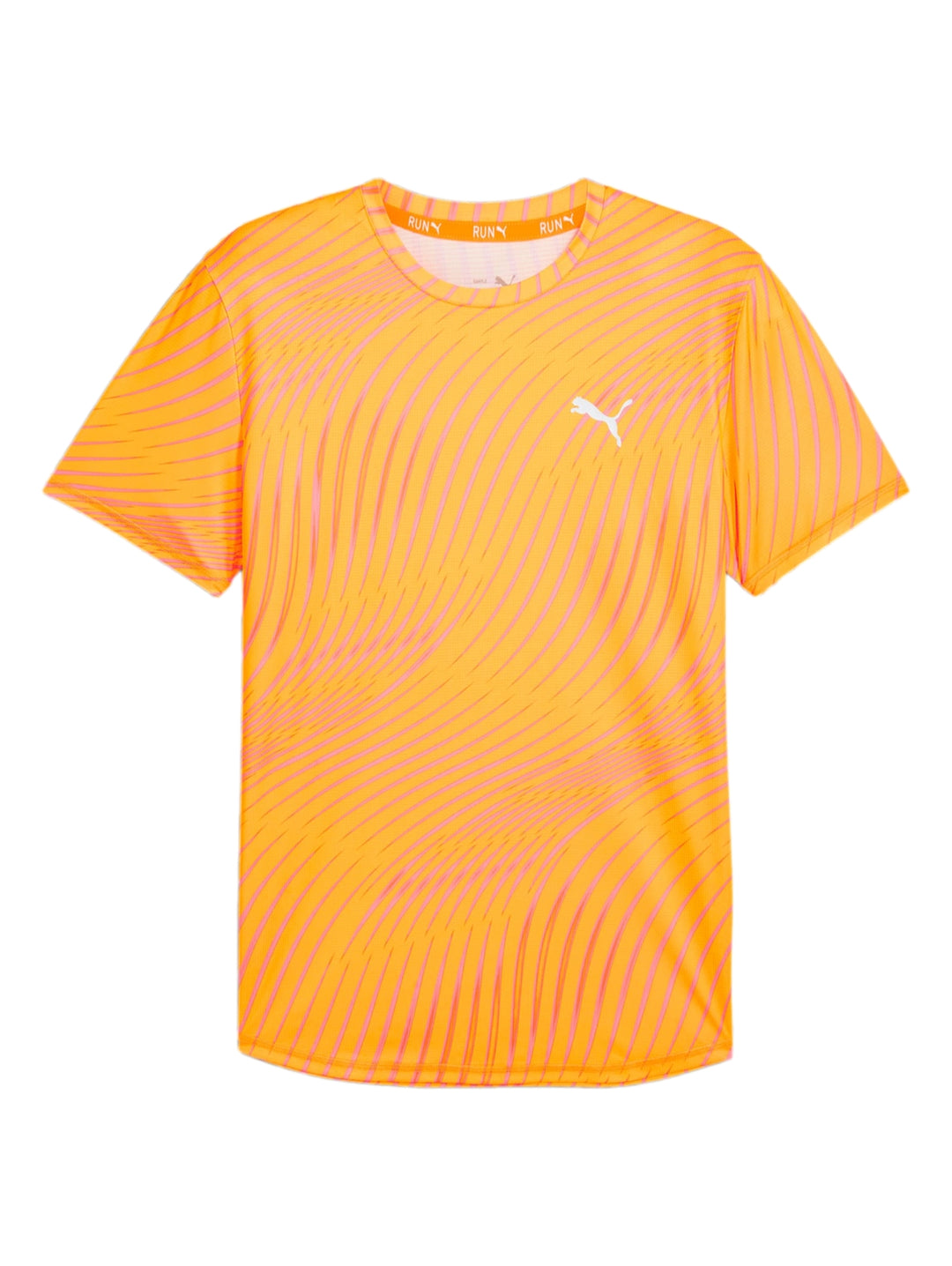 Hombre vistiendo playera deportiva PUMA color naranja con estampado de rayas diagonales.