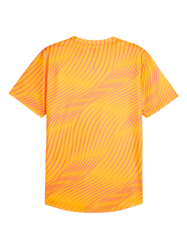 Hombre vistiendo playera deportiva PUMA color naranja con estampado de rayas diagonales.