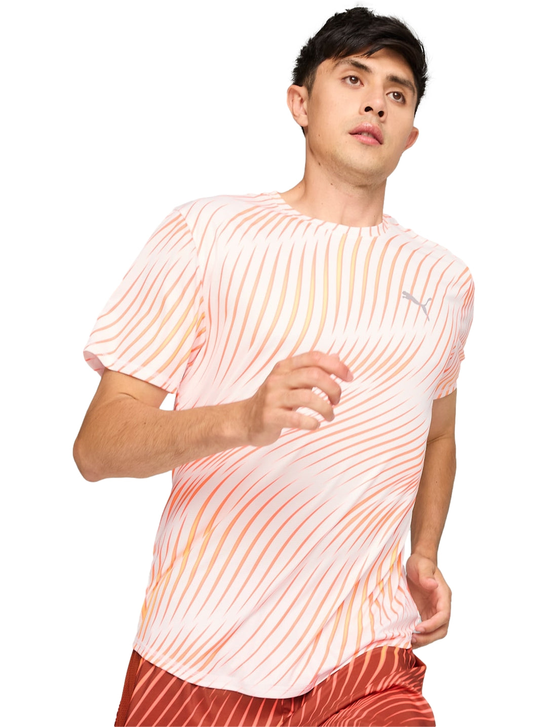 Camiseta deportiva PUMA blanca con estampado de rayas verticales en tonos naranja y amarillo.