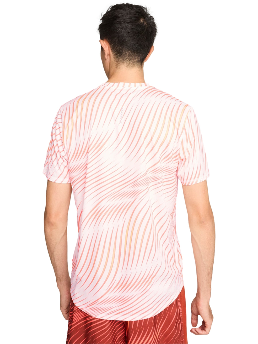 Camiseta deportiva PUMA blanca con estampado de rayas verticales en tonos naranja y amarillo.